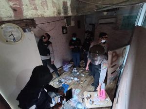 Kampung Bahari Digerebek, Warga Melawan Polisi dengan Letuskan Petasan Kampung Bahari Digerebek, Warga Melawan Polisi dengan Letuskan Petasan