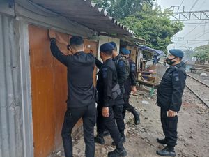 Batu dan Petasan Jadi Senjata Saat Kampung Bahari Digerebek Lagi Batu dan Petasan Jadi Senjata Saat Kampung Bahari Digerebek Lagi