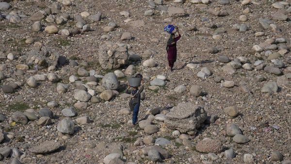 Potret Aktivitas Warga di Sungai Tawi India yang Tercemar