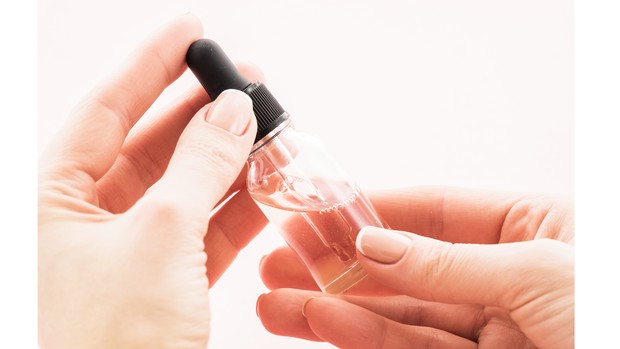 Serum yang tak boleh dilewatkan buat dipakai perempuan usia 40an sebagai skincare malam.