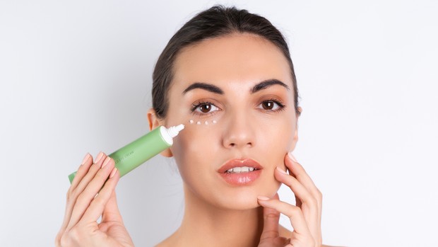 Eye cream yang tak boleh dilewatkan perempuan usia 40-an buat dipakai sebagai skincare malam.
