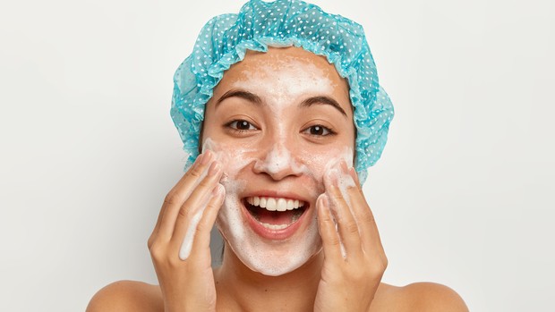 Cleanser yang tak boleh dilewatkan buat dipakai perempuan usia 40-an.