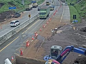 Proses Pembersihan Material Longsor Tol Pandaan-Malang Masih Berlangsung Proses Pembersihan Material Longsor Tol Pandaan-Malang Masih Berlangsung