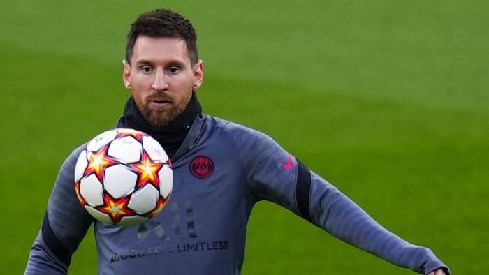PSG's Lionel Messi, second left, and Neymar, right, attend a training session with teammates at the Bernabeu stadium in Madrid, Spain, Tuesday, March 8, 2022. Real Madrid will play its Champions League soccer match against Paris Saint-Germain on Wednesday. (AP Photo/Manu Fernandez)