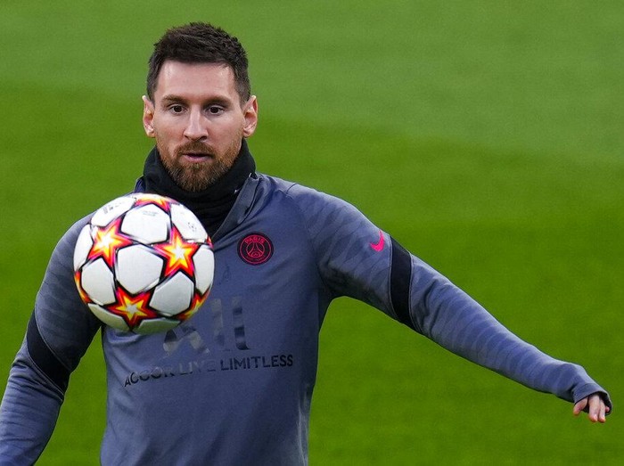 PSG's Lionel Messi, second left, and Neymar, right, attend a training session with teammates at the Bernabeu stadium in Madrid, Spain, Tuesday, March 8, 2022. Real Madrid will play its Champions League soccer match against Paris Saint-Germain on Wednesday. (AP Photo/Manu Fernandez)