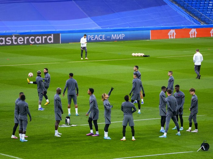 PSG's Lionel Messi, second left, and Neymar, right, attend a training session with teammates at the Bernabeu stadium in Madrid, Spain, Tuesday, March 8, 2022. Real Madrid will play its Champions League soccer match against Paris Saint-Germain on Wednesday. (AP Photo/Manu Fernandez)