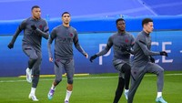 PSG sayangnya diterpa kabar kurang baik. Penyerangnya, Kylian Mbappe cedera dalam sesi latihan dan belum dipastikan apakah bisa dimainkan.