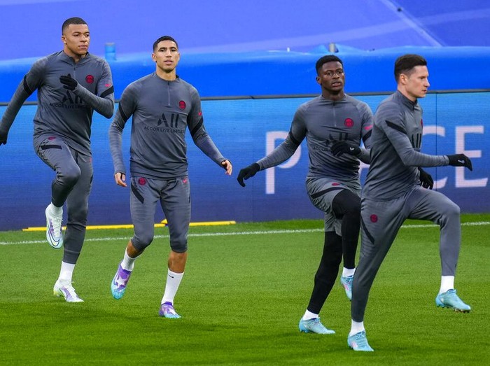 PSG's Lionel Messi, second left, and Neymar, right, attend a training session with teammates at the Bernabeu stadium in Madrid, Spain, Tuesday, March 8, 2022. Real Madrid will play its Champions League soccer match against Paris Saint-Germain on Wednesday. (AP Photo/Manu Fernandez)