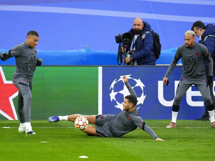 PSG's Lionel Messi, second left, and Neymar, right, attend a training session with teammates at the Bernabeu stadium in Madrid, Spain, Tuesday, March 8, 2022. Real Madrid will play its Champions League soccer match against Paris Saint-Germain on Wednesday. (AP Photo/Manu Fernandez)