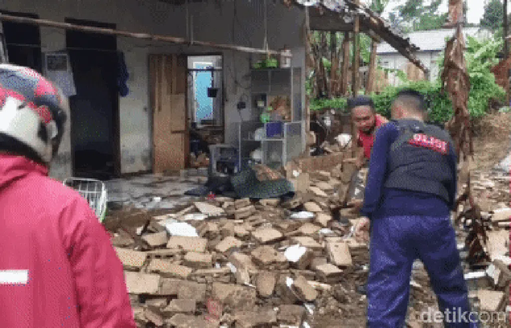 Puting Beliung Rusak 50 Rumah di Sukabumi