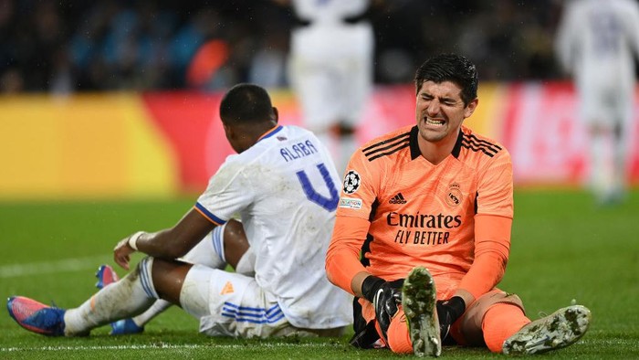 PARIS, FRANCE - FEBRUARY 15: Thibaut Courtois of Real Madrid goes down with an injury during the UEFA Champions League Round Of Sixteen Leg One match between Paris Saint-Germain and Real Madrid at Parc des Princes on February 15, 2022 in Paris, France. (Photo by Shaun Botterill/Getty Images)