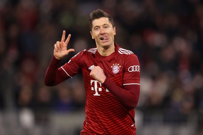 MUNICH, GERMANY - MARCH 08: Robert Lewandowski of FC Bayern Muenchen celebrates after scoring their team's third goal during the UEFA Champions League Round Of Sixteen Leg Two match between Bayern München and FC Salzburg at Football Arena Munich on March 08, 2022 in Munich, Germany. (Photo by Alex Grimm/Getty Images)