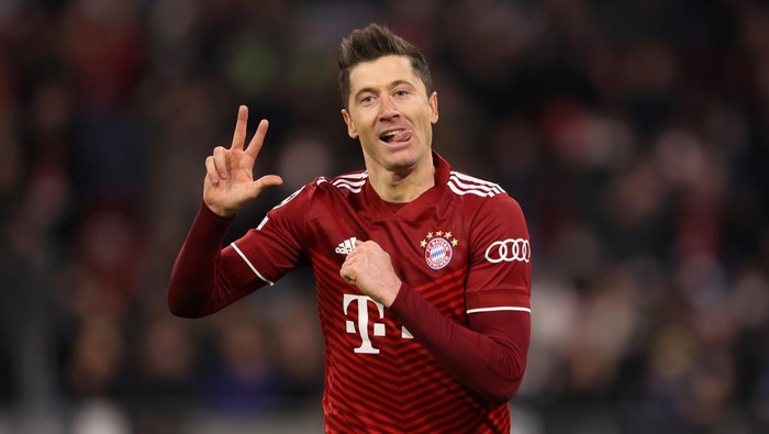 MUNICH, GERMANY - MARCH 08: Robert Lewandowski of FC Bayern Muenchen celebrates after scoring their teams third goal during the UEFA Champions League Round Of Sixteen Leg Two match between Bayern München and FC Salzburg at Football Arena Munich on March 08, 2022 in Munich, Germany. (Photo by Alex Grimm/Getty Images)
