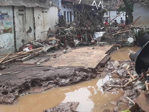 Sebuah Rumah Rata dengan Tanah Tersapu Banjir di Pasuruan