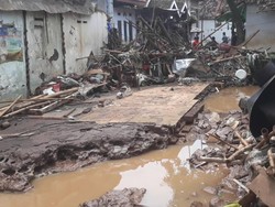 Sebuah Rumah Rata dengan Tanah Tersapu Banjir di Pasuruan
