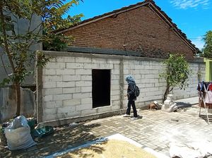 Rumah Janda Ditutup Tembok Tetangga, Warga Bantu Dirikan Rumah Baru Rumah Janda Ditutup Tembok Tetangga, Warga Bantu Dirikan Rumah Baru
