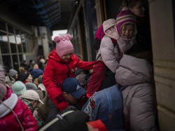 Ketakutan Warga Ukraina Saat Melarikan Diri dari Serangan Rusia