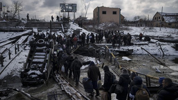 Rusia Umumkan Gencata Senjata, Warga Ramai-ramai Tinggalkan Ukraina Rusia umumkan gencata senjata kemanusiaa usia lebih dari sepekan menyerang Ukraina. Diketahui, gencatan senjata dilakukan untuk mengevakuasi penduduk sipil.