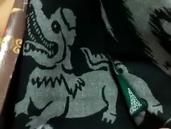 Hoaks Sarung Motif Anjing yang Aslinya Singo Mengkok Peninggalan Sunan Drajat