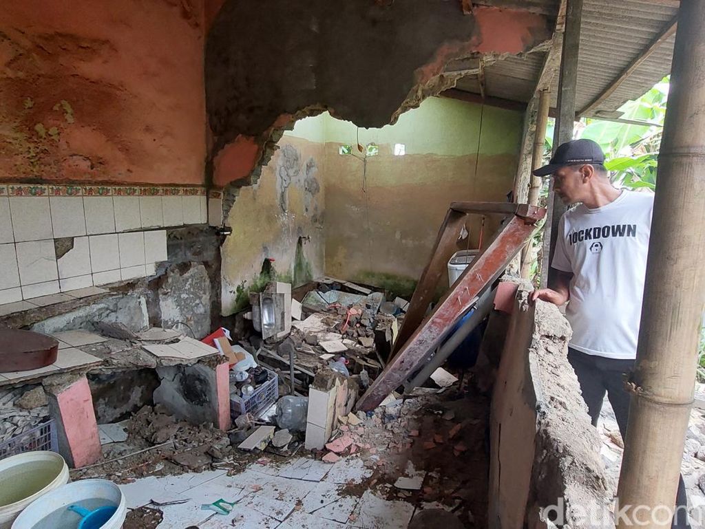 Rumah Ambruk di Batujajar, Satu Penghuni Tertimpa Puing Saat Mandi