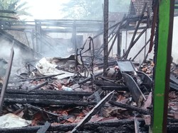 Gegara Korsleting, Ruko dan Mobil di Ngawi Ludes Terbakar