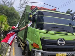 Sopir Truk di Sidoarjo Berbagi Selebaran Ajak Mogok Nasional Tolak ODOL