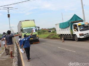 Sweeping Truk di Jombang, Sopir Diajak Mogok-Truk Parkir Mengular 500 Meter Sweeping Truk di Jombang, Sopir Diajak Mogok-Truk Parkir Mengular 500 Meter