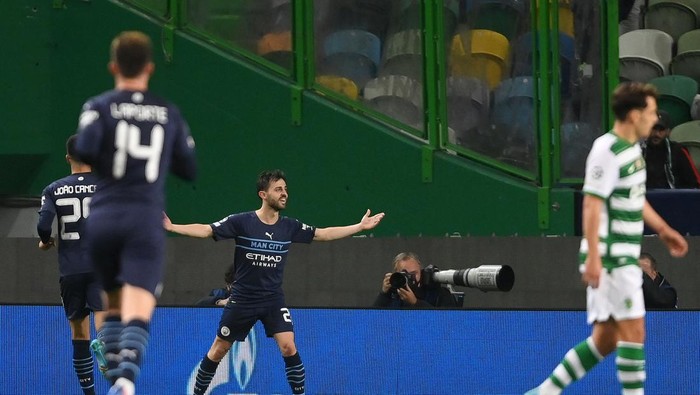 LISBON, PORTUGAL - FEBRUARY 15: Bernardo Silva of Manchester City celebrates after scoring their teams fourth goal during the UEFA Champions League Round Of Sixteen Leg One match between Sporting CP and Manchester City at Estadio Jose Alvalade on February 15, 2022 in Lisbon, Portugal. (Photo by Mike Hewitt/Getty Images)