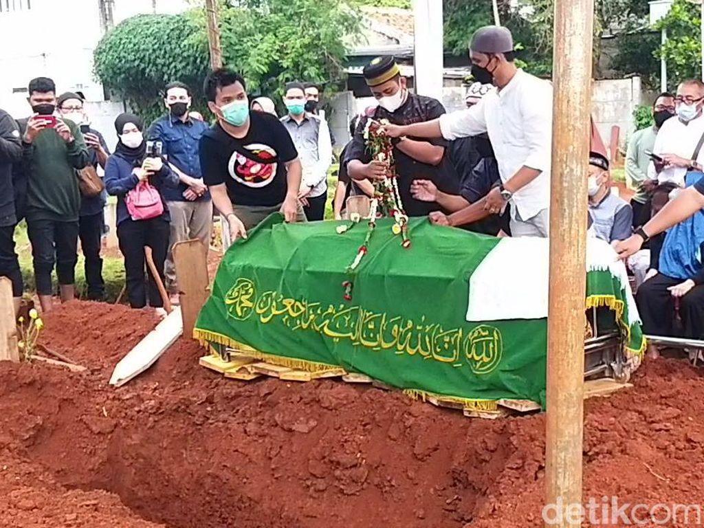 Jenazah Hilman Hariwijaya Dimakamkan di TPU Jombang