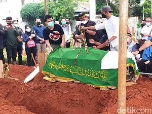 Jenazah Hilman Hariwijaya Dimakamkan di TPU Jombang Jenazah Hilman Hariwijaya Dimakamkan di TPU Jombang
