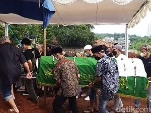 Isak Tangis Warnai Pemakaman Hilman Hariwijaya Isak Tangis Warnai Pemakaman Hilman Hariwijaya