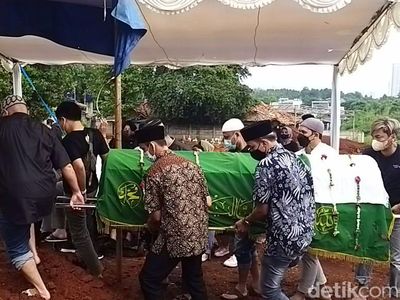 Isak Tangis Warnai Pemakaman Hilman Hariwijaya