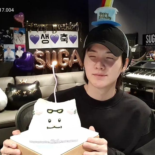 Min Yoongi atau lebih dikenal Suga, member BTS yang kini tengah berulang tahun yang ke-29. Yuk, intip potretnya!