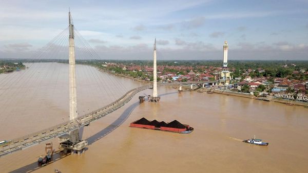Intip Aktivitas Kapal Tongkang Muatan Batu Bara di Sungai Batanghari