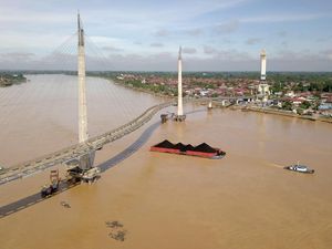 Intip Aktivitas Kapal Tongkang Muatan Batu Bara di Sungai Batanghari Intip Aktivitas Kapal Tongkang Muatan Batu Bara di Sungai Batanghari