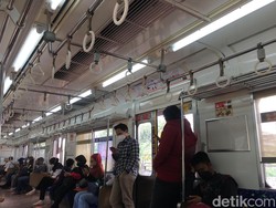Pilih Berdiri di KRL Meski Bangku Tak Disilang, Telanjur Jadi Kebiasaan?