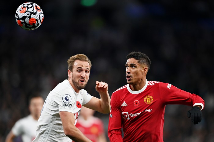 LONDON, ENGLAND - OCTOBER 30: Harry Kane of Tottenham Hotspur battles for possession with Raphael Varane of Manchester United during the Premier League match between Tottenham Hotspur and Manchester United at Tottenham Hotspur Stadium on October 30, 2021 in London, England. (Photo by Mike Hewitt/Getty Images)