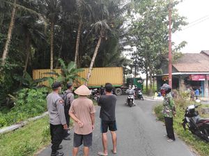 Truk Kontainer Terjebak 12 Jam di Jalan Kampung Gegara Ikuti Google Maps