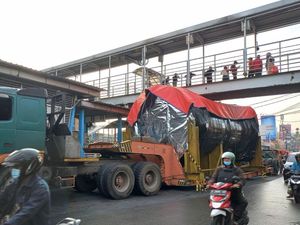 Truk Tersangkut di JPO Halte Pasar Kramat Jati, Lalin Sempat Macet Truk Tersangkut di JPO Halte Pasar Kramat Jati, Lalin Sempat Macet