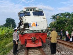 Dua Truk Tertabrak Kereta Api di Lamongan