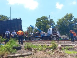 Kereta Tabrak 2 Truk di Lamongan, Penjaga Palang Pintu Diperiksa!