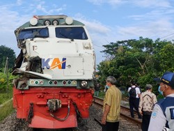 Laka Truk Tertabrak KA di Lamongan Dahsyat, Lokomotif Hingga Rusak-Penyok