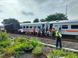 2 Truk Tertabrak Kereta di Lamongan, Daop 8: Pengguna Jalan Harus Dahulukan KA