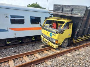 Kesaksian Penumpang Saat Truk Tertabrak-Terseret KA hingga Puluhan Meter