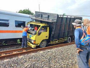 2 Truk Tertabrak KA di Lamongan, Penjaga Perlintasan Dipanggil ke Polres