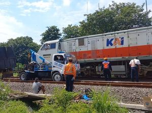 Truk yang Nangkring di Rel Usai Tertabrak-Terseret KA Dievakuasi