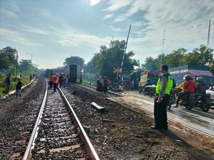 Kereta Api yang Tabrak 2 Truk Lanjutkan Perjalanan Pakai Loko Pengganti