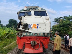 Insiden Perlintasan Kereta Api Terjadi Lagi Saat Dua Truk Tertabrak KA