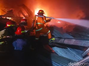 Kala Kebakaran Pabrik Sepatu Sidoarjo Bikin Panik Karyawan-Bangunan Ambruk Kala Kebakaran Pabrik Sepatu Sidoarjo Bikin Panik Karyawan-Bangunan Ambruk