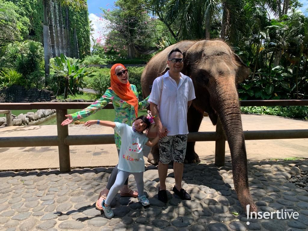 Venna Melinda dan Ferry Irawan telah sah menjadi suami istri, mereka pun bulan madu di Bali dan ajak Vania jalan-jalan. Yuk, intip!